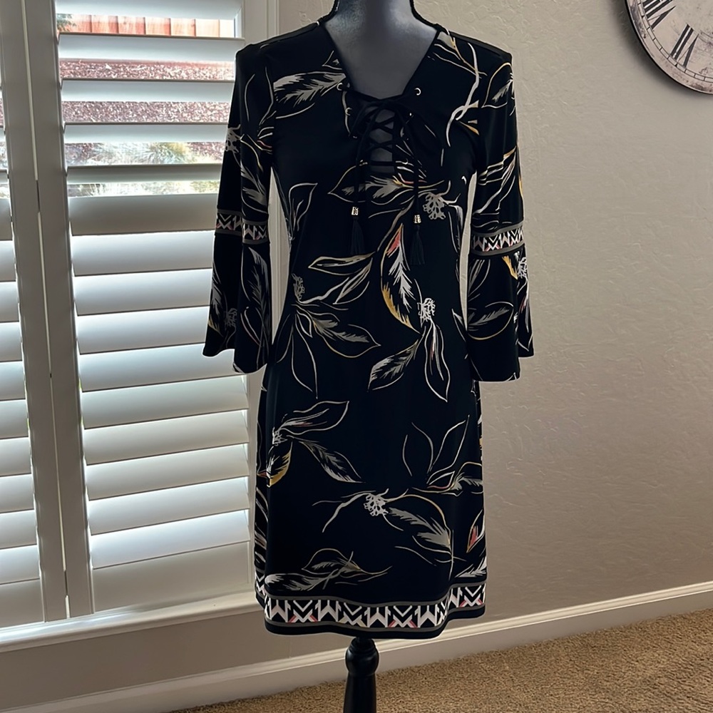 White House Black Market polyester & spandex dress w bell sleeves